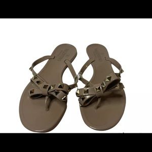 VALENTINO GARAVANI Rockstud Jelly Thong Sandals, Poudre, sz 35